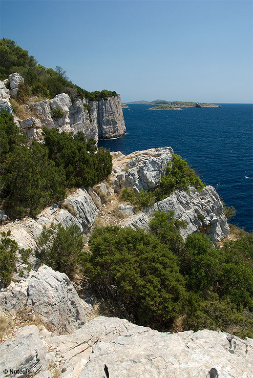 Chorwacja, klify wyspy Dugi Otok, w oddali Kornati