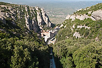 Katalonia, widok z gór na Montserrat w otoczeniu skał
