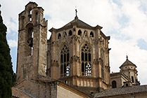 Katalonia, wieże klasztoru Poblet z różnych okresów i stylów architektonicznych
