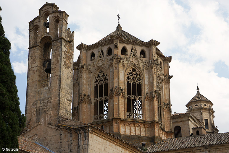 Katalonia, wieże klasztoru Poblet z różnych okresów i stylów architektonicznych