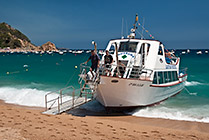 Costa Brava, kolejny desant turystów na plażę Platja Gran w Tossa de Mar