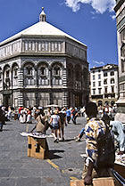 Florencja, baptysterium naprzeciwko katedry, wokół sprzedawcy