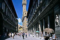 Florencja, Piazzale degli Uffizi, z lewej i prawej Galeria Uffizi