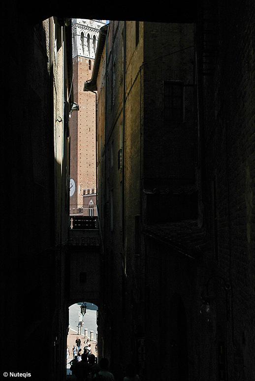 Toskania, wąska uliczka w Sienie