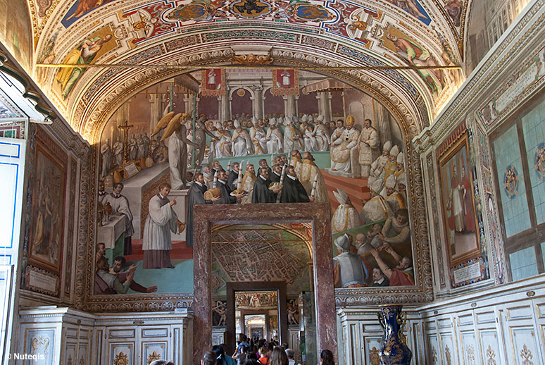 Watykan, jeden z korytarzy Muzeów Watykańskich