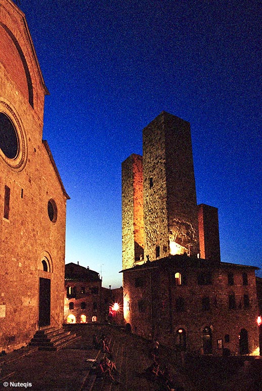 San Gimignano, wieczór przed katedrą