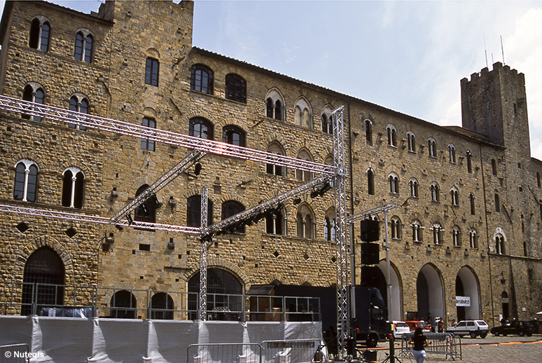 Volterra, scena przed Palazzo Pretorio, w głębi wieża świnki