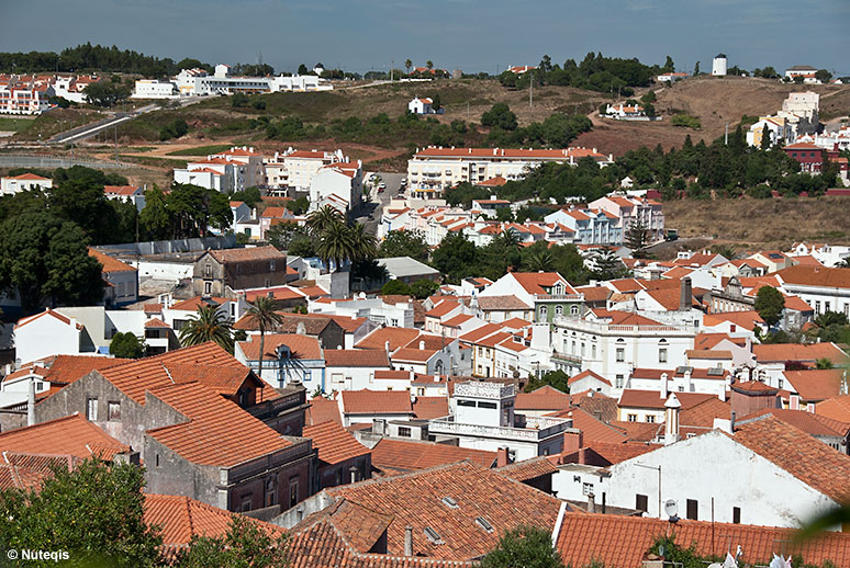 Portugalia, Santiago do Cacém widziane z zamkowego wzgórza