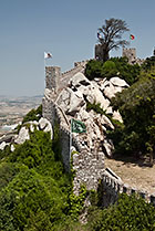 Sintra, wijące się na wzgórzu ruiny zamku Maurów