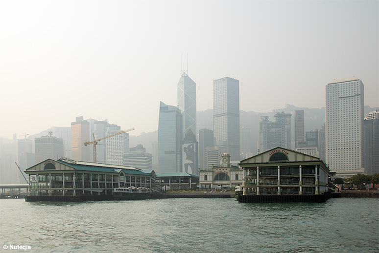 Widok z promu na wyspę Hongkong