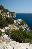 Chorwacja, klify wyspy Dugi Otok, w oddali Kornati