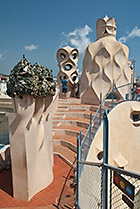 Barcelona, niezwykłe kominy Gaudiego na dachu La Pedrera