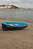 Katalonia, łódka na plaży w Cadaques