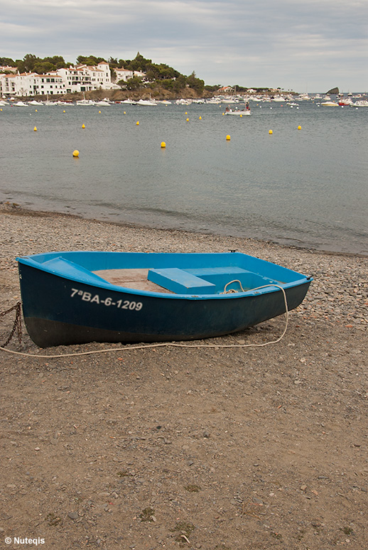 Katalonia, łódka na plaży w Cadaques