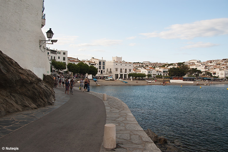 Katalonia, deptak przy plaży w Cadaques