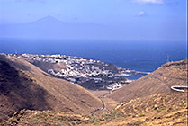 San Sebastian de la Gomera, w oddali Teide