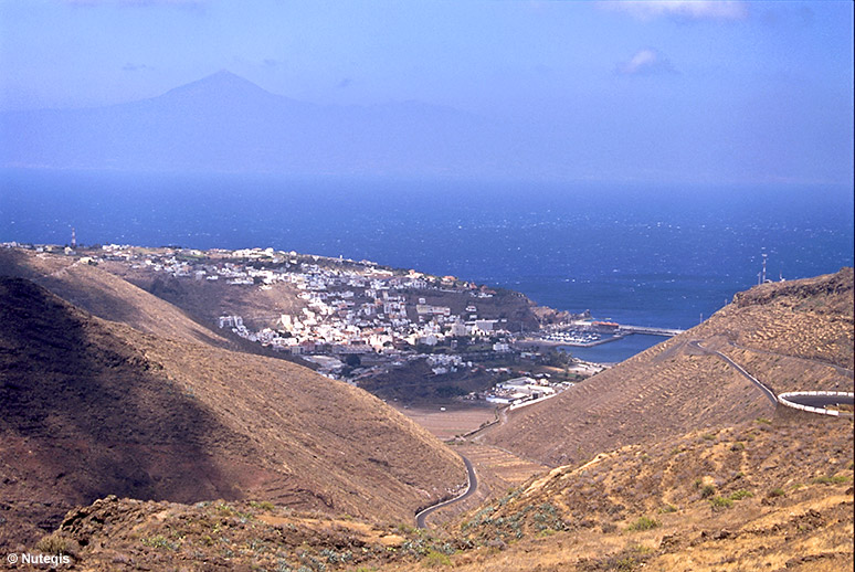 San Sebastian de la Gomera, w oddali Teide