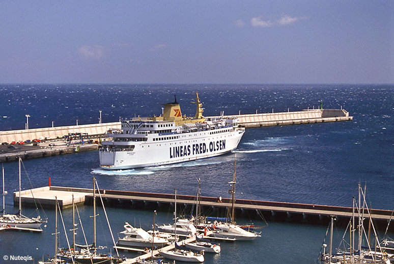 Prom samochodowy przybija tyłem, San Sebastian de la Gomera