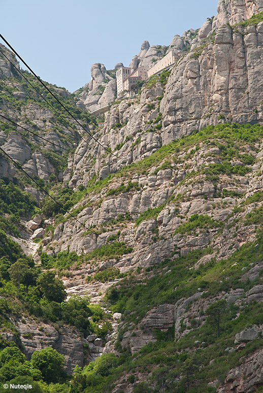 Katalonia, widok Montserrat z dolnej stacji kolejki linowej