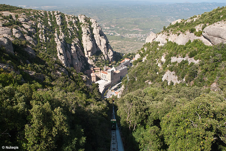 Katalonia, widok z gór na Montserrat w otoczeniu skał