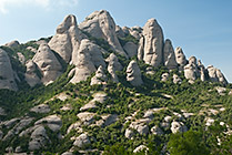Montserrat, mała pustelnia na tle gór