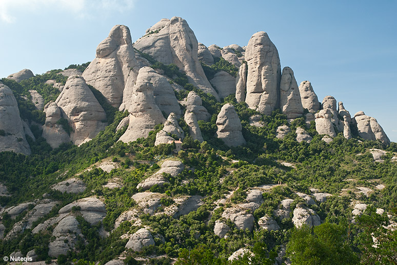 Montserrat, mała pustelnia na tle gór