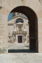Katalonia, przejście do kościoła klasztoru w Poblet