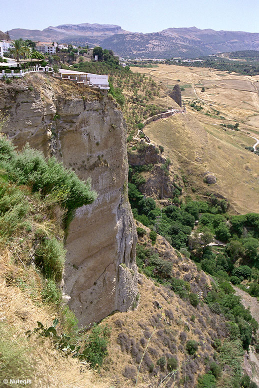 Hiszpania, Ronda na skale, widziana z parku Alameda del Tajo