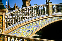 Sewilla, Plaza de España, mostek dekorowany ceramiką