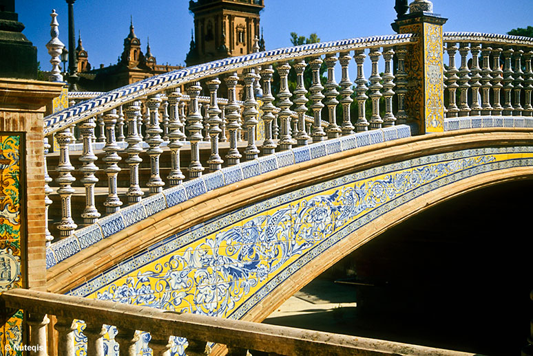 Sewilla, Plaza de España, mostek dekorowany ceramiką