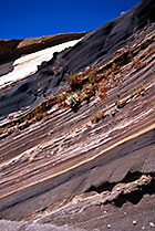Teneryfa, warstwy skał wulkanicznych wycięte przy drodze na Teide