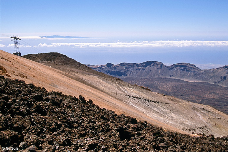 Teneryfa, widok na kalderę z okolic górnej stacji kolejki na Teide, w oddali Gran Canaria
