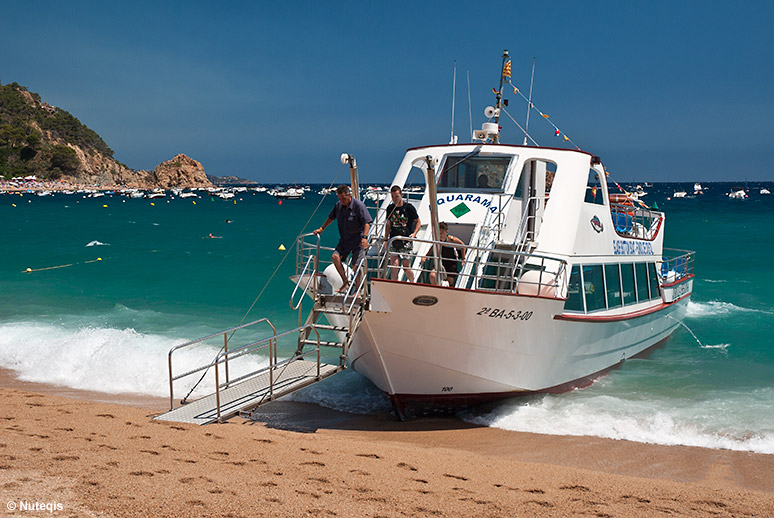 Costa Brava, kolejny desant turystów na plażę Platja Gran w Tossa de Mar