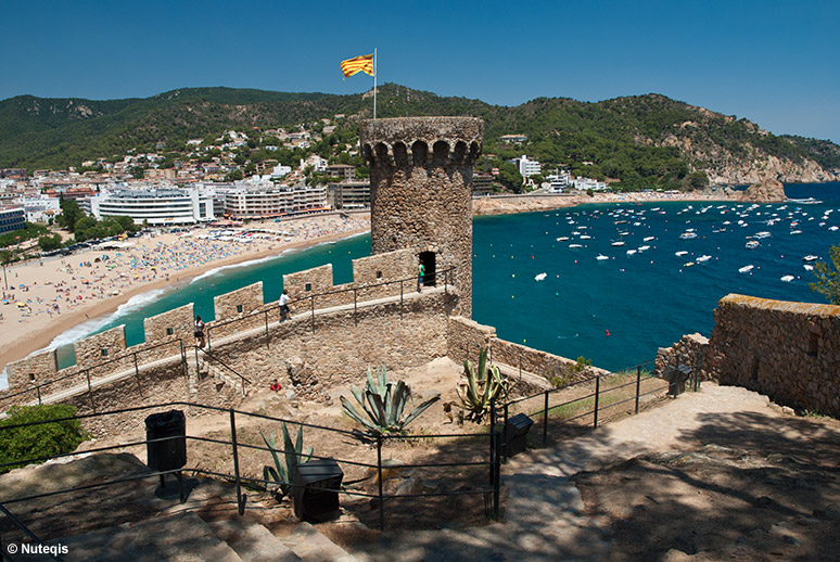 Costa Brava, widok z Vila Vella na plażę Platja Gran w Tossa de Mar