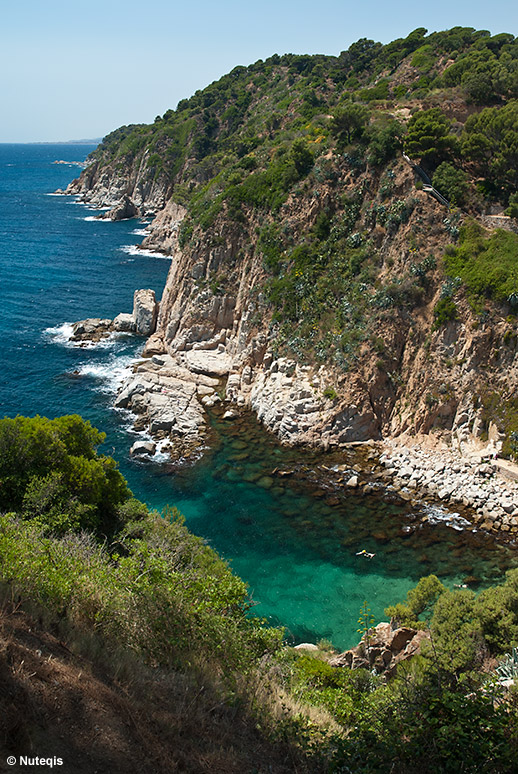 Tossa de Mar, urokliwa zatoczka Es Codolar z małą plażą