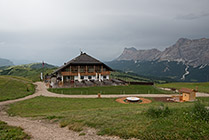 Alta Badia, schronisko Pralongia po deszczu