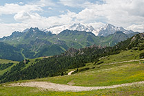 Dolomity latem, zaśnieżona Marmolada ponad zielenią łąk