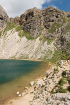 Dolomity, latem niezamarznięte górskie jezioro Lech de Boe