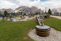 Alta Badia latem, wyjście z górnej stacji gondolki Piz Sorega