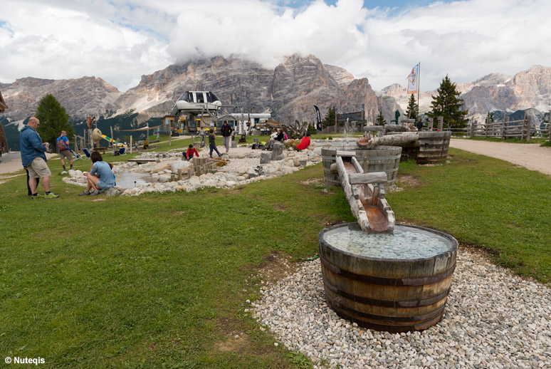 Alta Badia latem, wyjście z górnej stacji gondolki Piz Sorega