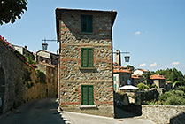 Toskania, Civitella in Val di Chiana, uliczka wzdłuż murów