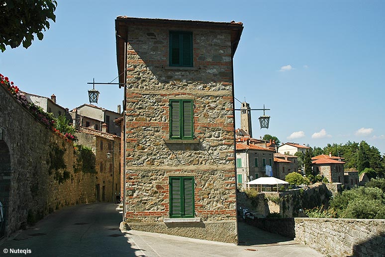 Toskania, Civitella in Val di Chiana, uliczka wzdłuż murów