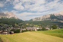 Cortina dAmpezzo latem, w zielonej dolinie, otoczona górami