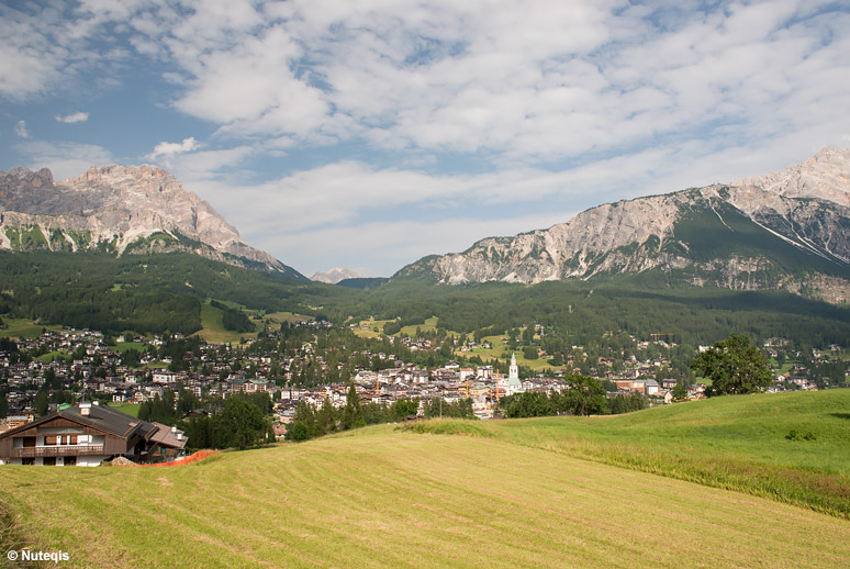 Cortina dAmpezzo latem, w zielonej dolinie, otoczona górami