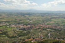Cortona, widok z fortecy na Val di Chiana u stóp miasta