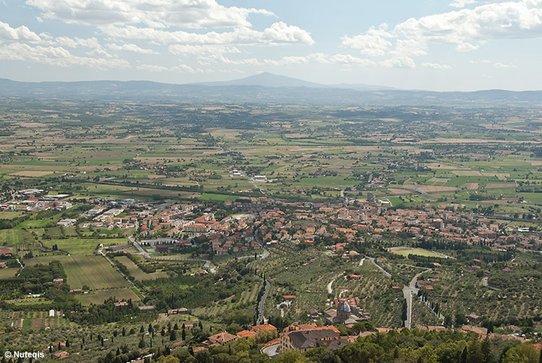 Cortona, widok z fortecy na Val di Chiana u stóp miasta