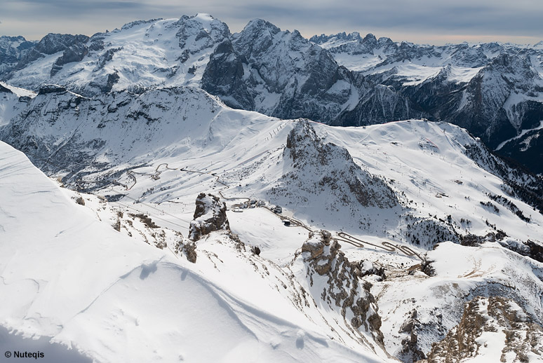 Widok z Sass Pordoi na przełęcz Pordoi oraz stoki Arabby i Val di Fassa