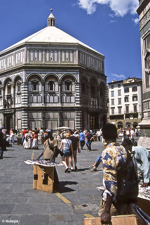 Florencja, baptysterium naprzeciwko katedry, wokół sprzedawcy