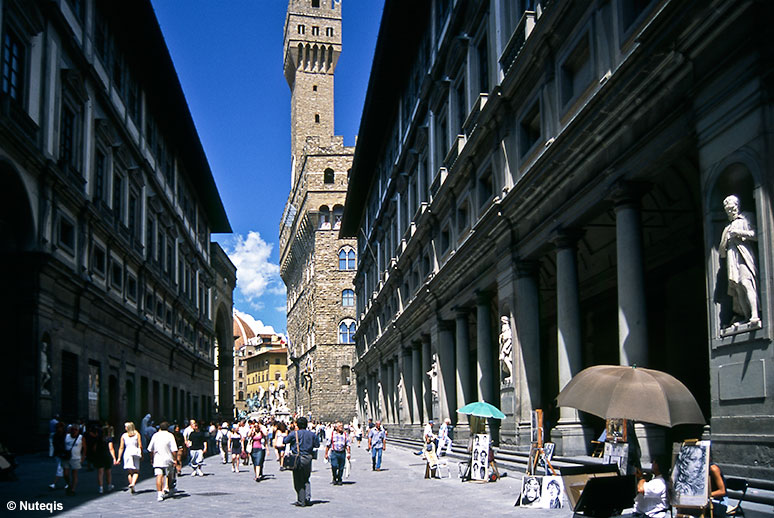 Florencja, Piazzale degli Uffizi, z lewej i prawej Galeria Uffizi