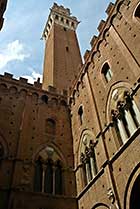 Siena, dzwonnica Torre del Mangia z dziedzińca Palazzo Publico